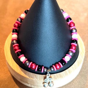 Ręcznie robiona perłowa, szaro-czerwona bransoletka z koralikami • Bransoletka boho z zawieszkami wiśniowymi • Kolorowa biżuteria na prezent dla niej