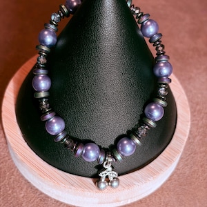 Handgemaakte paarse parelarmband • Boho-sieraden met regenboogkraal en kristal