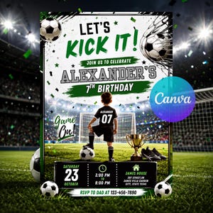 Puede incluir: Una invitación de cumpleaños con temática de fútbol que muestra a un niño con una camiseta negra con el nombre Alexander y el número 07, un trofeo dorado, balones de fútbol y un estadio. El texto incluye Let's Kick It, Alexander's 7th Birthday.