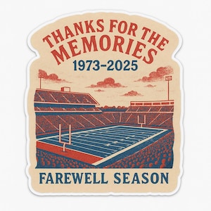 Può includere: Un adesivo con un'illustrazione di uno stadio di calcio. L'adesivo ha uno sfondo beige con una scena dello stadio rossa e blu. Il testo recita "THANKS FOR THE MEMORIES 1973-2025" e "FAREWELL SEASON".