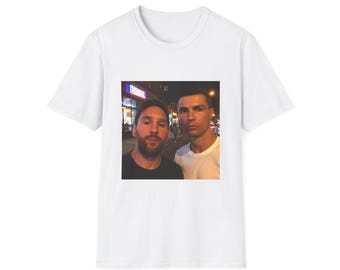 Camiseta con ilustración de selfie de Ronaldo y Messi / Diseño divertido de fútbol con IA