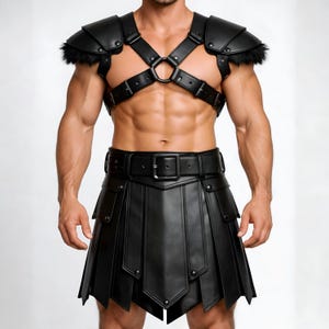 Peut inclure: Ensemble harnais et jupe en cuir noir. Le harnais comprend des épaulettes avec garniture en fausse fourrure et une sangle de poitrine avec un grand anneau métallique. La jupe est plissée avec une ceinture et une boucle. L'ensemble est conçu pour un look audacieux.