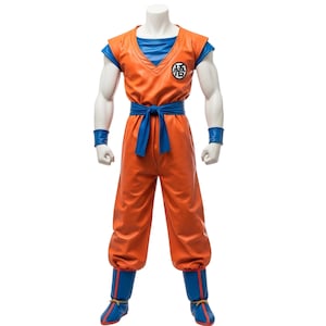 Op de afbeelding: Oranje en blauw cosplay kostuum. Het kostuum bevat een mouwloze oranje top met een blauwe halslijn en een cirkelvormig embleem, een bijpassende broek, een blauwe riem, polsbandjes en blauwe en oranje schoenen. Het kostuum wordt op een mannequin gepresenteerd.