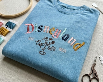 Disneyland EST 1955 besticktes gewaschenes Hemd, Vintage Disneyland T-Shirt, Disney Park Hemd, Familienurlaub Outfit, klassisches Disney Geschenk