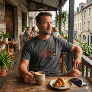 Camiseta lavada bordada Disney Babe, camiseta de Mickey Mouse Cherry, atuendo retro de los parques Disney, camiseta vintage con dados de bola 8, regalo de Disneyworld imagen 4