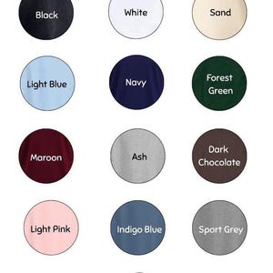 K&ouml;nnte beinhalten: Eine Farbkarte mit einer Vielzahl von Stofffarben. Die Karte enth&auml;lt Kreise mit den folgenden Farben: Schwarz, Wei&szlig;, Sand, Hellblau, Marine, Waldgr&uuml;n, Bordeaux, Aschgrau, Dunkelbraun, Hellrosa, Indigoblau, Sportgrau und Dunkelgrau.