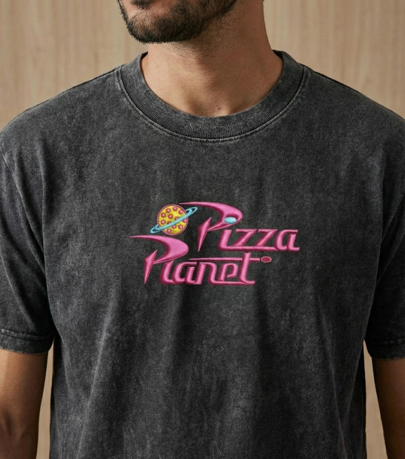 Puede incluir: Un letrero de madera hecho a mano con el texto "Welcome to our home" en un estilo manuscrito. El letrero blanco presenta letras negras y un acabado envejecido, ideal para la decoraci&oacute;n de estilo r&uacute;stico.