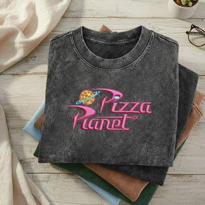 Puede incluir: Un juego de tres tazas de cer&aacute;mica con un acabado mate moteado. Las tazas son de color crema, gris claro y gris oscuro. Cada taza tiene un dise&ntilde;o simple y minimalista, ideal para caf&eacute; o t&eacute;.