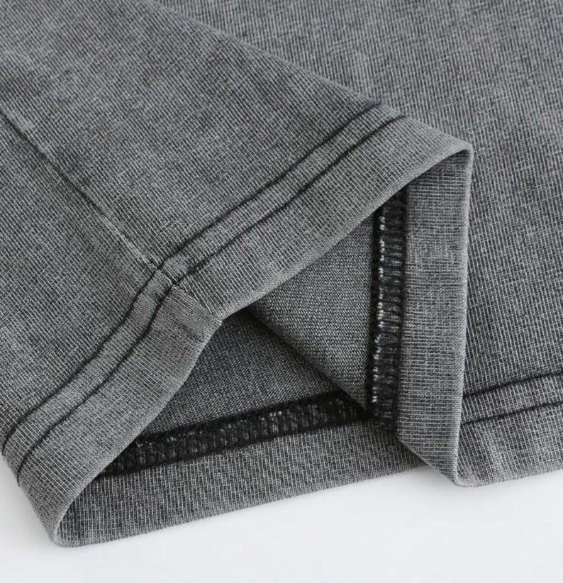 Peut inclure: Panneau en bois rustique avec l'inscription "Welcome to our home" dans un style manuscrit. Le panneau pr&eacute;sente une finition vieillie et un design simple et accueillant, id&eacute;al pour un porche ou une entr&eacute;e.