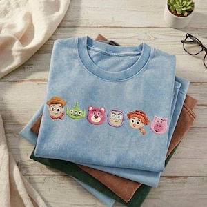 Puede incluir: Un letrero de madera rústica con el texto "Welcome to our home" en letras blancas. El letrero presenta un acabado envejecido y un diseño simple y acogedor, ideal para la decoración de la puerta principal.