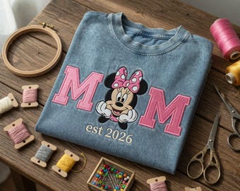 Camiseta lavada bordada de Minnie Mouse de Disney, camiseta personalizada para mamá (desde 2026), regalo para el Día de la Madre, camiseta de regalo de Magic Kingdom.