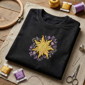 Camisa bordada de Rapunzel con efecto lavado al sol, Camisa de Enredados, Camisa vintage de Sol Celestial, Camisa de Rapunzel de Disney, Viaje de chicas Disney 2026