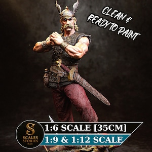 Op de afbeelding: Gedetailleerd beeldje van een krijger, met een helm met vleugels, een snor en een zwaard. De figuur draagt een harnas en een rode broek. De afbeelding bevat de tekst "CLEAN & READY TO PAINT" en "1:6 SCALE [35cm] 1:9 & 1:12 SCALE".
