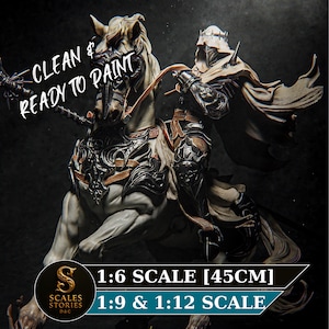 Può includere: Modello in resina non verniciato di un cavaliere a cavallo. Il cavaliere indossa un'armatura scura e un mantello con cappuccio. Il cavallo è bianco. Il testo sull'immagine recita "CLEAN & READY TO PAINT" e "1:6 SCALE [45cm]" e "1:9 & 1:12 SCALE".