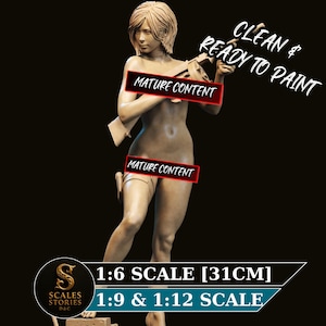 Pode incluir: Estatueta bege de uma mulher segurando um rifle, com o texto "CLEAN & READY TO PAINT". A estatueta tem 31 cm de altura e está na escala 1:6. A imagem também inclui o texto "MATURE CONTENT".