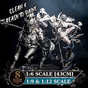 Può includere: Una statua in resina dettagliata e non dipinta raffigurante due figure a cavallo, con la scritta "CLEAN & READY TO PAINT". La statua è in scala 1:6, alta circa 43 cm, e include la scritta "SCALES STORIES D&C" e "1:9 & 1:12 SCALE".