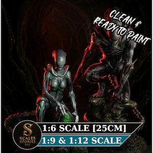 Op de afbeelding: Twee Alien-figuren, één knielend en één gehurkt, in een donkere omgeving. De figuren zijn grijsgroen en klaar om te schilderen. De afbeelding bevat de tekst "CLEAN & READY TO PAINT" en "1:6 SCALE [25cm]"