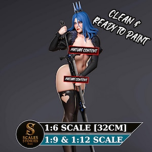 Pode incluir: Uma figura de resina em escala 1:6, com 32 cm de altura, de um personagem com cabelo azul, coroa e roupas pretas, segurando uma espada grande. O texto diz CLEAN & READY TO PAINT, MATURE CONTENT, SCALES STORIES D&C 1:6 SCALE [32CM] 1:9 & 1:12 SCALE.