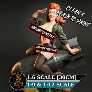 Pode incluir: Uma figura de resina de uma pessoa com cabelo ruivo, vestindo uma jaqueta verde-oliva e meias pretas, sentada em uma bomba verde-escura. O texto diz CLEAN & READY TO PAINT, MATURE CONTENT, 1:6 SCALE [30CM], 1:9 & 1:12 SCALE, SCALES STORIES D&C.
