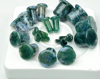 Par med utsvängda pluggar i naturlig mossagat - Örontunnlar i natursten - Örontunnlar i organisk kristall - Naturinspirerade kroppssmycken