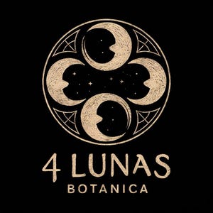 Puede incluir: Un dise&ntilde;o de logotipo circular con cuatro lunas crecientes doradas y texturizadas dispuestas en forma de cruz sobre un fondo negro, con peque&ntilde;as estrellas en el centro. Debajo del gr&aacute;fico, el texto dice 4 LUNAS y debajo BOTANICA.