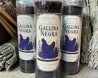 Könnte beinhalten: Drei hohe zylindrische Glaskerzen gefüllt mit schwarzem Wachs. Jede hat ein cremefarbenes Etikett mit dem Text 4 LUNAS BOTANICA, 7 DAY PREPARED CANDLE und GALLINA NEGRA sowie einer dunkelblauen Abbildung eines Huhns und floralen Elementen.