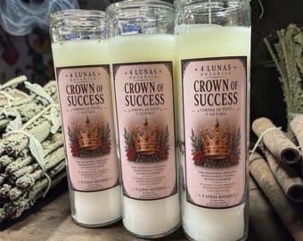 Könnte beinhalten: Drei hohe, zylindrische Glaskerzen gefüllt mit weißem Wachs. Jede Kerze hat ein rechteckiges Etikett mit rosa Hintergrund, das den Text 4 LUNAS BOTANICA, CROWN OF SUCCESS sowie eine Abbildung einer goldenen Krone mit roten Rosen zeigt.