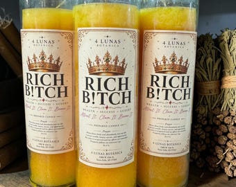 Può includere: Tre candele cilindriche alte in vetro riempite di cera giallo brillante. Ogni etichetta presenta un'illustrazione di una corona dorata, il testo "RICH B!TCH", "4 LUNAS BOTANICA", "WEALTH SUCCESS LUXURY", "Attract It Claim It Become It" e una preghiera.
