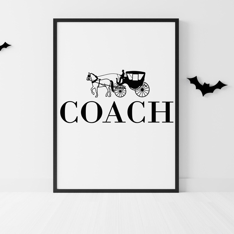 Puede incluir: Impresi&oacute;n enmarcada en negro con la palabra "COACH" y una ilustraci&oacute;n de un carruaje tirado por caballos. La obra de arte est&aacute; sobre un fondo blanco, con siluetas de murci&eacute;lagos negros en la pared.
