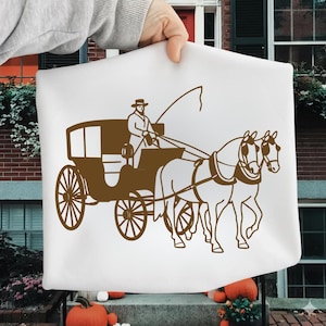 Puede incluir: Tela blanca con una ilustraci&oacute;n marr&oacute;n de un carruaje tirado por caballos. El carruaje tiene un conductor y es tirado por dos caballos. El dise&ntilde;o es de estilo vintage.