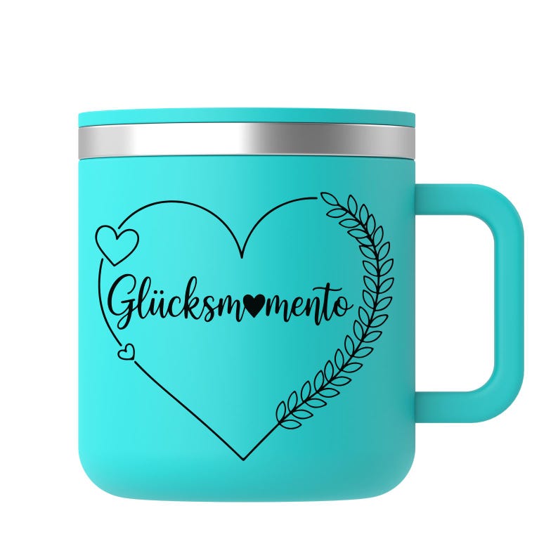 Peut inclure: Un mug de voyage turquoise avec un bord et une poign&eacute;e argent&eacute;s. Le mug pr&eacute;sente un motif de c&oelig;ur noir avec le mot "Gl&uuml;cksmomente" &agrave; l'int&eacute;rieur, entour&eacute; d'une couronne de laurier. Le mug est con&ccedil;u pour les boissons chaudes ou froides.