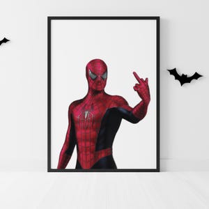Peut inclure: Impression encadr&eacute;e de Spider-Man dans son costume rouge et noir, faisant un geste obsc&egrave;ne. L'image est sur fond blanc, avec des silhouettes de chauves-souris noires sur le mur. L'&oelig;uvre est dans un cadre noir.