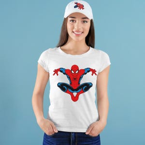 Peut inclure: Un t-shirt blanc et une casquette de baseball avec un motif Spider-Man rouge, bleu et noir. Le t-shirt a un col rond et des manches courtes. La casquette de baseball a une visi&egrave;re incurv&eacute;e et un logo Spider-Man brod&eacute;.