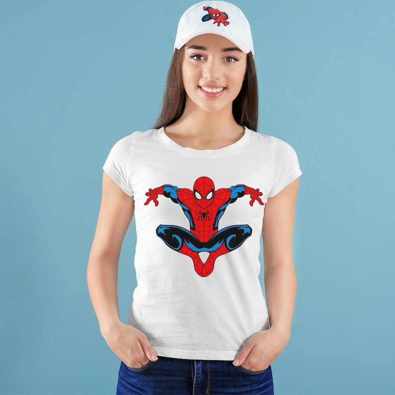Peut inclure: Un t-shirt blanc et une casquette de baseball avec un motif Spider-Man rouge, bleu et noir. Le t-shirt a un col rond et des manches courtes. La casquette de baseball a une visi&egrave;re incurv&eacute;e et un logo Spider-Man brod&eacute;.