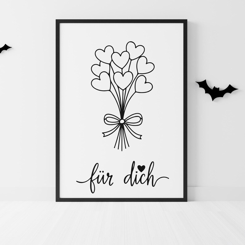 Peut inclure: Impression d'art encadr&eacute;e en noir repr&eacute;sentant un bouquet de ballons en forme de c&oelig;ur nou&eacute; avec un n&oelig;ud. Les mots "f&uuml;r dich" sont &eacute;crits en cursive en dessous. Deux silhouettes de chauve-souris noires sur le mur.