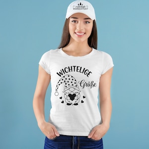 May include: White t-shirt with a black graphic of a gnome holding a heart, and the words "Wichtelige Gr&uuml;&szlig;e". A white baseball cap with the text "Zauberhafte Weihnachtszeit" is also visible.