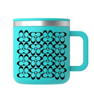 Puede incluir: Un termo de viaje turquesa con borde y asa plateados. La taza presenta un patr&oacute;n repetitivo en blanco y negro. La taza est&aacute; dise&ntilde;ada para mantener las bebidas calientes o fr&iacute;as. La taza es de acero inoxidable.