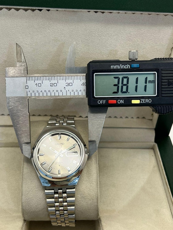 Vintage Seiko 5 Automatic Men's Watch: 17 Jewels Stainless Steel