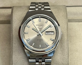Vintage Seiko 5 Automatic Men's Watch: 17 Jewels Stainless Steel