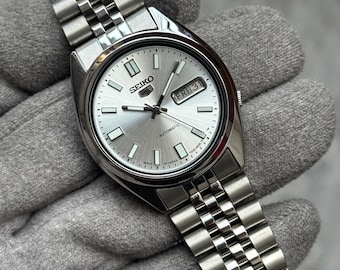 Vintage Seiko 5 Automatic Watch • Men's Stainless Steel Wristwatch