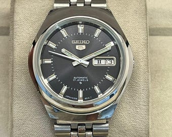 Vintage Seiko 5 Automatic Men's Watch: 17 Jewels Stainless Steel
