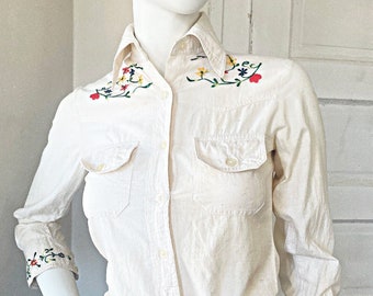 Abito Bianco con Camicia Azzurra e Cravatta Scura | Hockerty