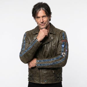 Peut inclure: Veste en cuir vert olive vieilli avec des rayures bleues en denim sur les manches. La veste de style motard a une fermeture éclair, des poches et des écussons sur le haut du bras. Finition vieillie.
