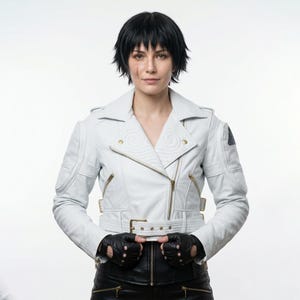Peut inclure: Une veste de moto en cuir blanc avec des fermetures éclair dorées, une taille ceinturée et des détails en spirale matelassés sur les revers. La veste comprend des sections rembourrées aux épaules et aux coudes, avec des gants noirs sans doigts.