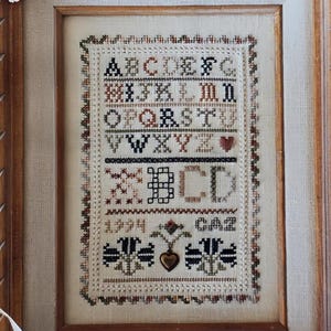 The Drawn Thread “Mini Teaching Band Sampler” Cross Stitch Pattern w/ Brass Heart Charm Sampler