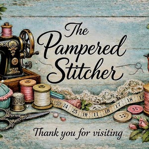 Peut inclure: Image d&eacute;corative avec une machine &agrave; coudre, des bobines de fil, et un coussin &agrave; &eacute;pingles. Le texte "The Pampered Stitcher" est pr&eacute;sent, avec des roses et un oiseau. Fond en bois bleu clair vieilli.