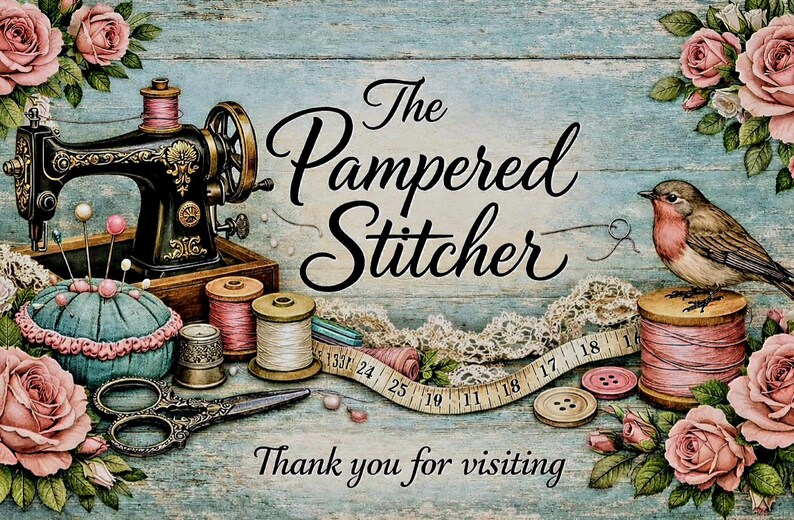 Peut inclure: Image d&eacute;corative avec une machine &agrave; coudre, des bobines de fil, et un coussin &agrave; &eacute;pingles. Le texte "The Pampered Stitcher" est pr&eacute;sent, avec des roses et un oiseau. Fond en bois bleu clair vieilli.