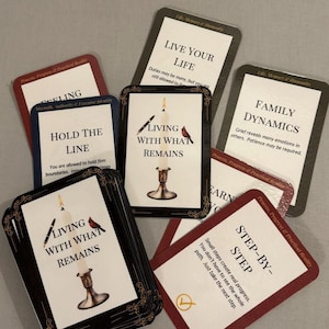 Puede incluir: Un conjunto de cartas de oráculo con varios textos e ilustraciones. Las cartas presentan frases como "Vive tu vida", "Dinámica familiar" y "Paso a paso". Las cartas tienen un borde oscuro y una variedad de colores.