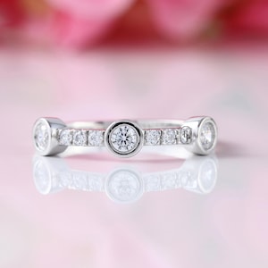 Puede incluir: Un letrero de madera rústica con el texto "Welcome to our home" en letras blancas. El letrero presenta un acabado envejecido y un diseño simple y acogedor, perfecto para la decoración de la entrada.