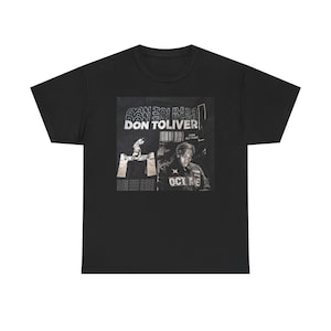 Pode incluir: Uma t-shirt preta de manga curta com uma impressão gráfica no peito. A impressão inclui o texto DON TOLIVER, um código de barras, a palavra OCTANE e uma imagem fotográfica a preto e branco de uma pessoa ao lado de uma estrutura.